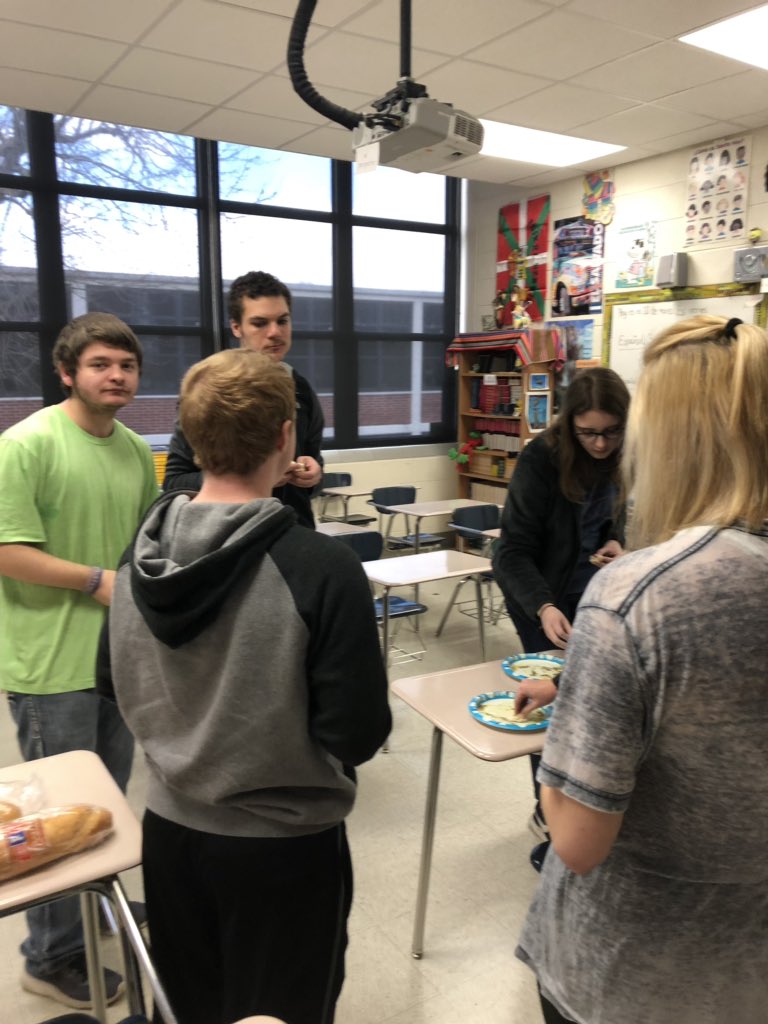 ClearKimberly's tweet photo. A Taste of Spain for Spanish 5! The BEST olive oil is from Spain! #basilippo https://t.co/CucaOaV475