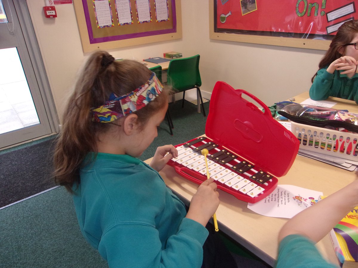 ClaveringTS27's tweet photo. #5LH
In Music today, we were listening to βThe Three Note Bossaβ and practised the notes GGAAB on the glockenspiels. https://t.co/4O6qJebDWb