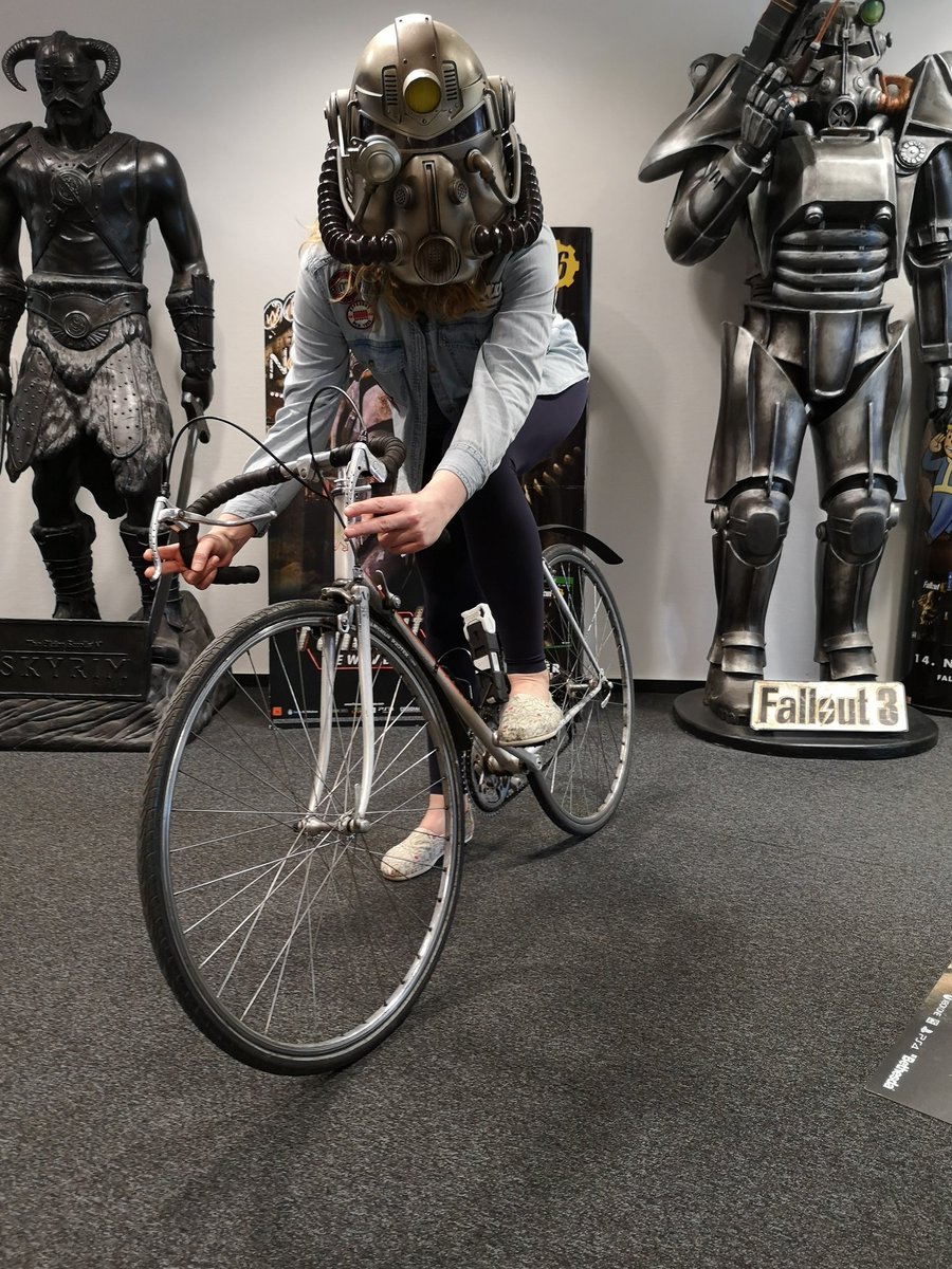 bethesda_de's tweet photo. Man kann auch angezogen Helme tragen und sogar noch gut dabei aussehen 😉. Aber ohne Spaß Leute, #HelmeRettenLeben! https://t.co/5aqIY9thDy