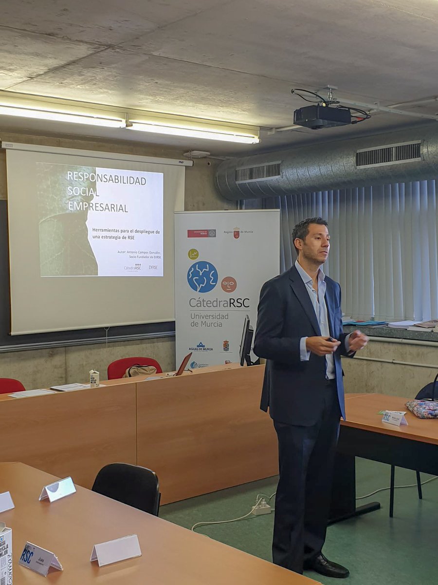 Catedra_RSC's tweet photo. Comenzamos la sesión en el #MásterRSC de @umu con @acg024 de @e_avante hablando de #RSC y #ODS. Última clase del Módulo de Sistemas de Gestión de la #RSC, coordinado por @lucio_fl de @GLS_Spain. https://t.co/bKSFEvnEdR