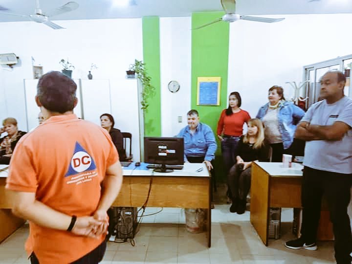 RocioMVG's tweet photo. Hoy nos visita en Consejo Escolar el equipo de Defensa Civil del Municipio para darnos una capacitación sobre el Uso Correcto de Extinguidores. https://t.co/GBtAHh9dWc