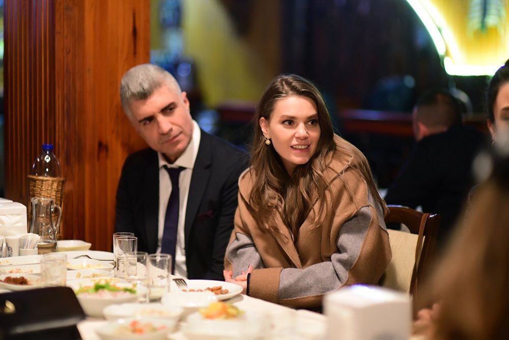 aslienverfanss's tweet photo. #AslıEnver ve #ÖzcanDeniz’in başrollerini paylaştığı #İstanbulluGelin'de bu akşam #kalbinyeter etiketiyle yorumlarınızı paylaşabilirsiniz. https://t.co/Ra1CjfRebs