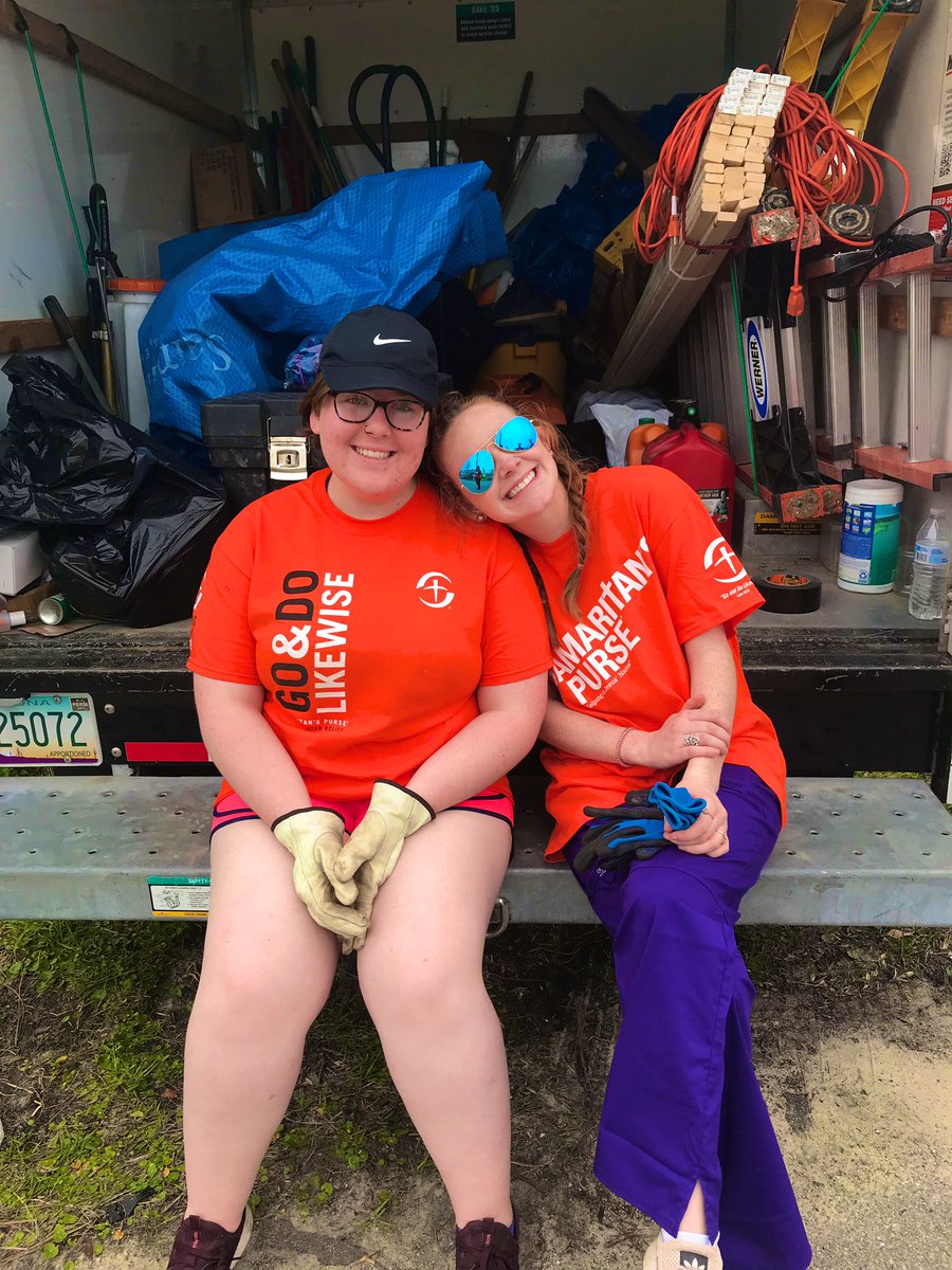tarletonstudent's tweet photo. Serving looks and the community under the palm trees in sunny PCB, Florida🌞 #tarletonserves https://t.co/Zkg0KhIFo5