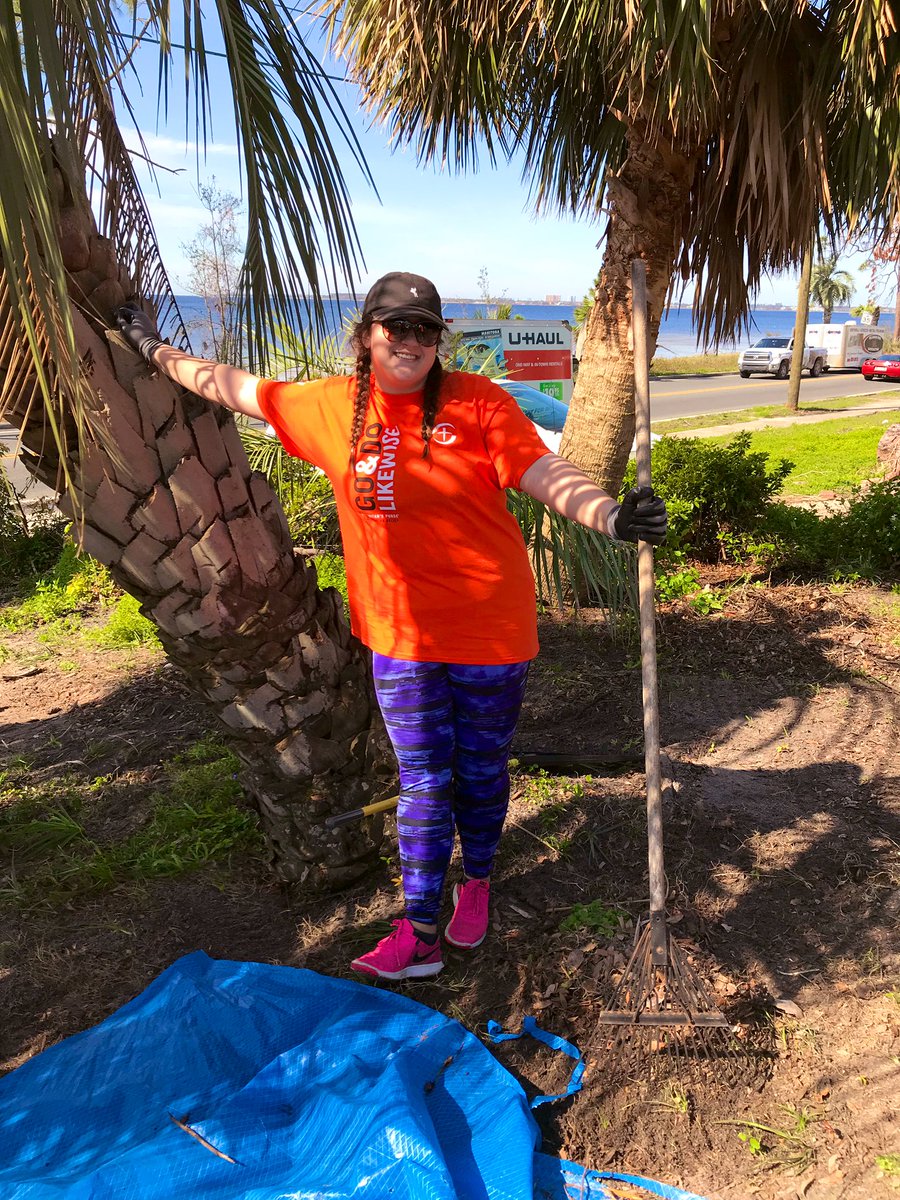 tarletonstudent's tweet photo. Serving looks and the community under the palm trees in sunny PCB, Florida🌞 #tarletonserves https://t.co/Zkg0KhIFo5