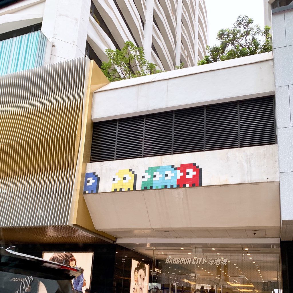 cutepurpleboy's tweet photo. @BTS_twt 🌿Trad.

Nam🐨

«Hola Invader 😆😆 #RM #HK».

🌿Nota: Invader (invasor) es un sobrenombre de un artista urbano francés muy famoso por sus obras pixeladas. Corea del Sur es una de las 77 ciudades de más de 33 países alrededor del mundo en la cual se encuentran sus obras.

@BTS_twt https://t.co/Iy9qAQgNlG