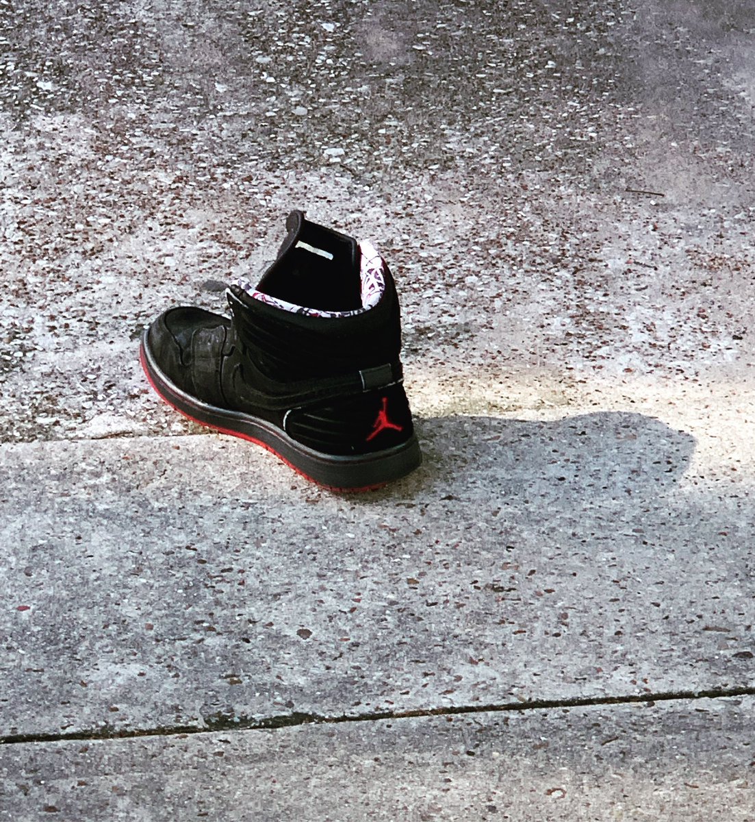 EricJBenavides's tweet image. 100 feet or so from the criminal courthouse.  But why?  Oh the stories I bet that this J could tell.  I guess we will never know, but that doesn’t mean we can’t imagine...
.
#evading #arrest #escape #runningaway #theft #jordan #jordans #flightclub #lonely #sneakerhead #flightclub