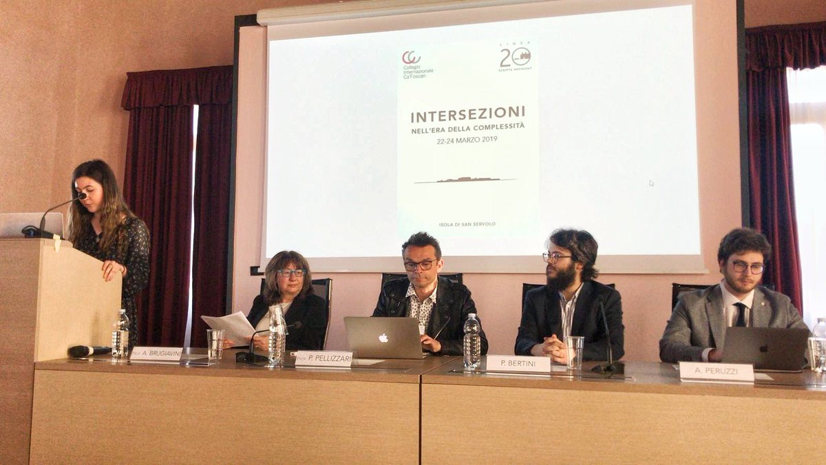 linea_20's tweet photo. Diamo inizio all'evento #Intersezioni, dove i nostri colleghi e quelli di altre scuole superiori universitarie presenteranno alcuni dei loro lavori - oggi, alla opening ceremony, Paolo e Antonio portano la voce di @CaFoscariAlumni, sezione #CollegioInternazionale 🎓 https://t.co/yTCPxaX9zR