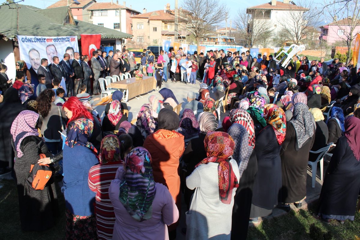 Cumhuriyet Mahallemizde Prof.Dr. Necmettin Erbakan Parkında Davamıza Gönül vermiş kardeşlerimizle bir araya geldik.
#OsmancıkİçinHızKesmedenDevam
#MemleketİşiGönülİşi