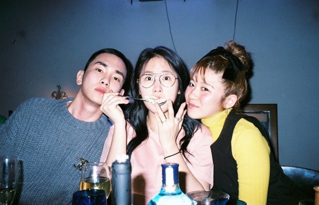 AlminghtyKey's tweet image. 22.03.2019 Key apparaît* sur une photo Instagram de son amie Styliste Yoppi 

*Photo prise la veille de son départ à l'armée

#friendsfirst #memory #tbt #seoul 🎂✨🐻🍒🎀⭐️🌼

Source: instagram.com/p/BvTwqrCnzbd/