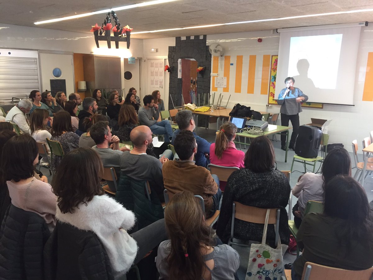 Afa_TCM's tweet photo. Ara mateix, 3a sessió de l’Escola de Mares i Pares del Turó amb la mestra i pedagoga Anna Ramis 👩🏻‍🎓👌🏻
Parlem sobre la #DisciplinaPositiva: “Com eduquem amorosament sense perdre l’autoritat?” 🤔🥰
Moltes gràcies @annaramisassens per la xerrada
#AmpaTCM #Aprenem #SemprePositius https://t.co/RHcjA4LKao
