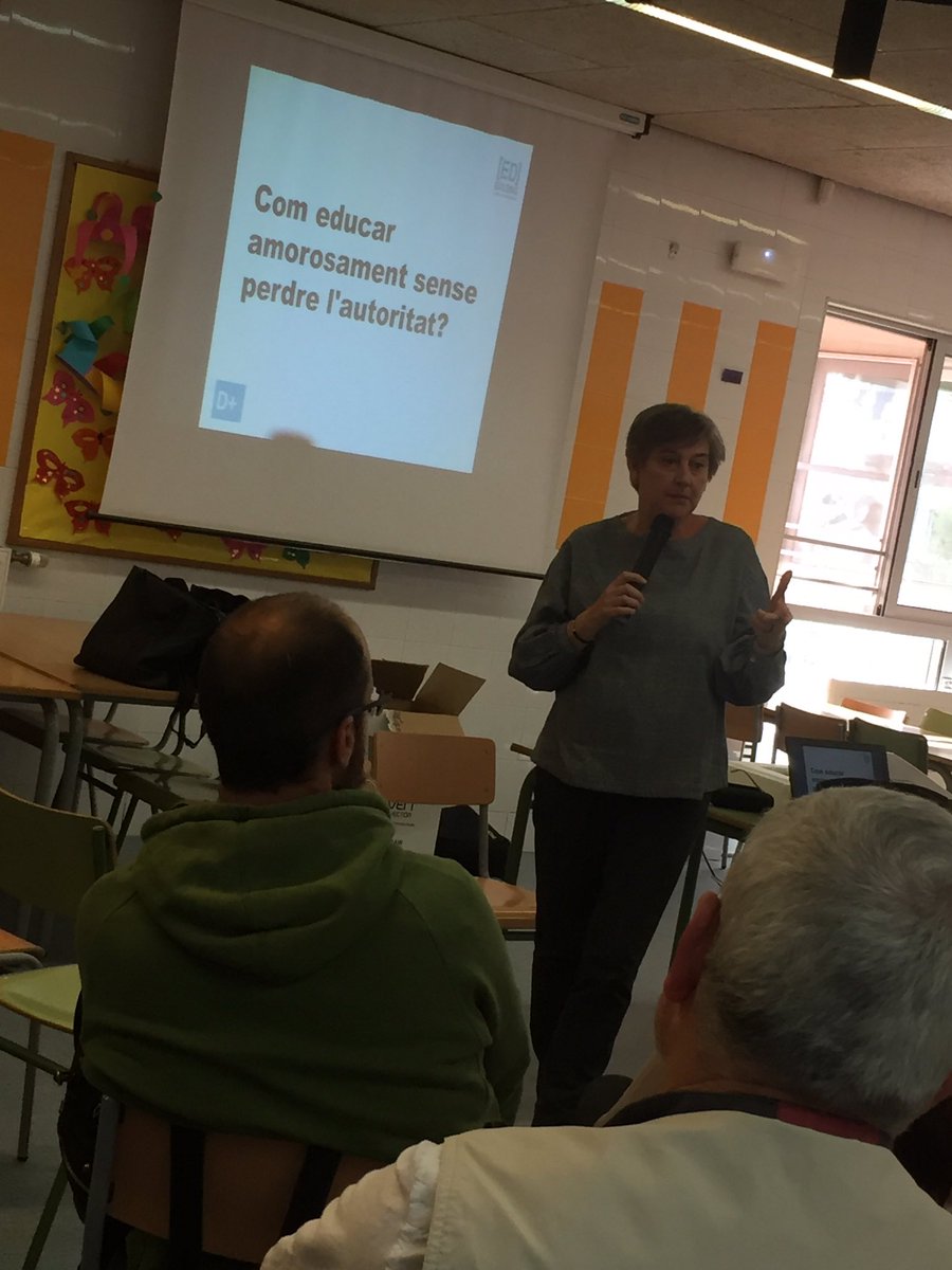Afa_TCM's tweet photo. Ara mateix, 3a sessió de l’Escola de Mares i Pares del Turó amb la mestra i pedagoga Anna Ramis 👩🏻‍🎓👌🏻
Parlem sobre la #DisciplinaPositiva: “Com eduquem amorosament sense perdre l’autoritat?” 🤔🥰
Moltes gràcies @annaramisassens per la xerrada
#AmpaTCM #Aprenem #SemprePositius https://t.co/RHcjA4LKao