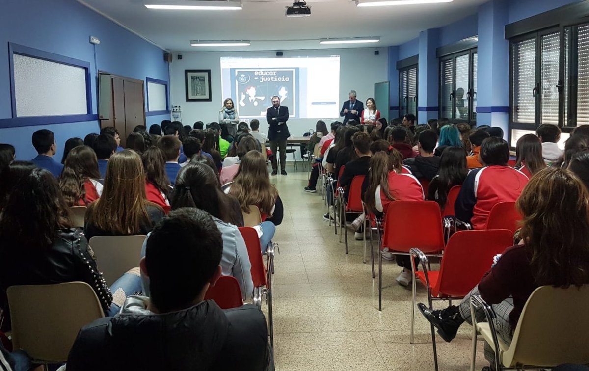 CCVirgenBlanca's tweet photo. Primera jornada teórica del programa #EducarEnJusticia para el alumnado de 3° y 4° de ESO. Hoy recibimos a
D. Luis Alberto Gómez (Juez Decano) y los jueces Dña.  Rosa Mª Fdez. y D. Fernando Sanz. 👨🏻‍⚖️👩🏽‍⚖️👨🏼‍⚖️
⚖️⚖️#Justicia #Jueces #Iloveaprender❤️#CCVirgenBlancaLeón
@FundEducere https://t.co/04BZ79BwQd
