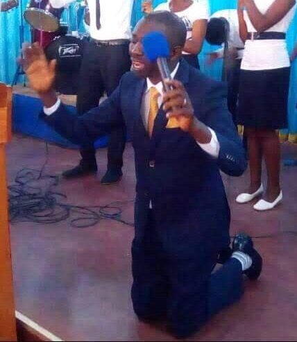 pnininahazwe's tweet image. Gédéon Coyitungiye, un des juges qui ont décidé la détention des 3 écolières est un "pasteur" qui organise des croisades évangéliques à #Kirundo.
C'est la mode au #Burundi.
Comme @pnkurunziza, des tortionnaires du SNR et des agents de la dictature sont des pasteurs. #FreeOurGirls