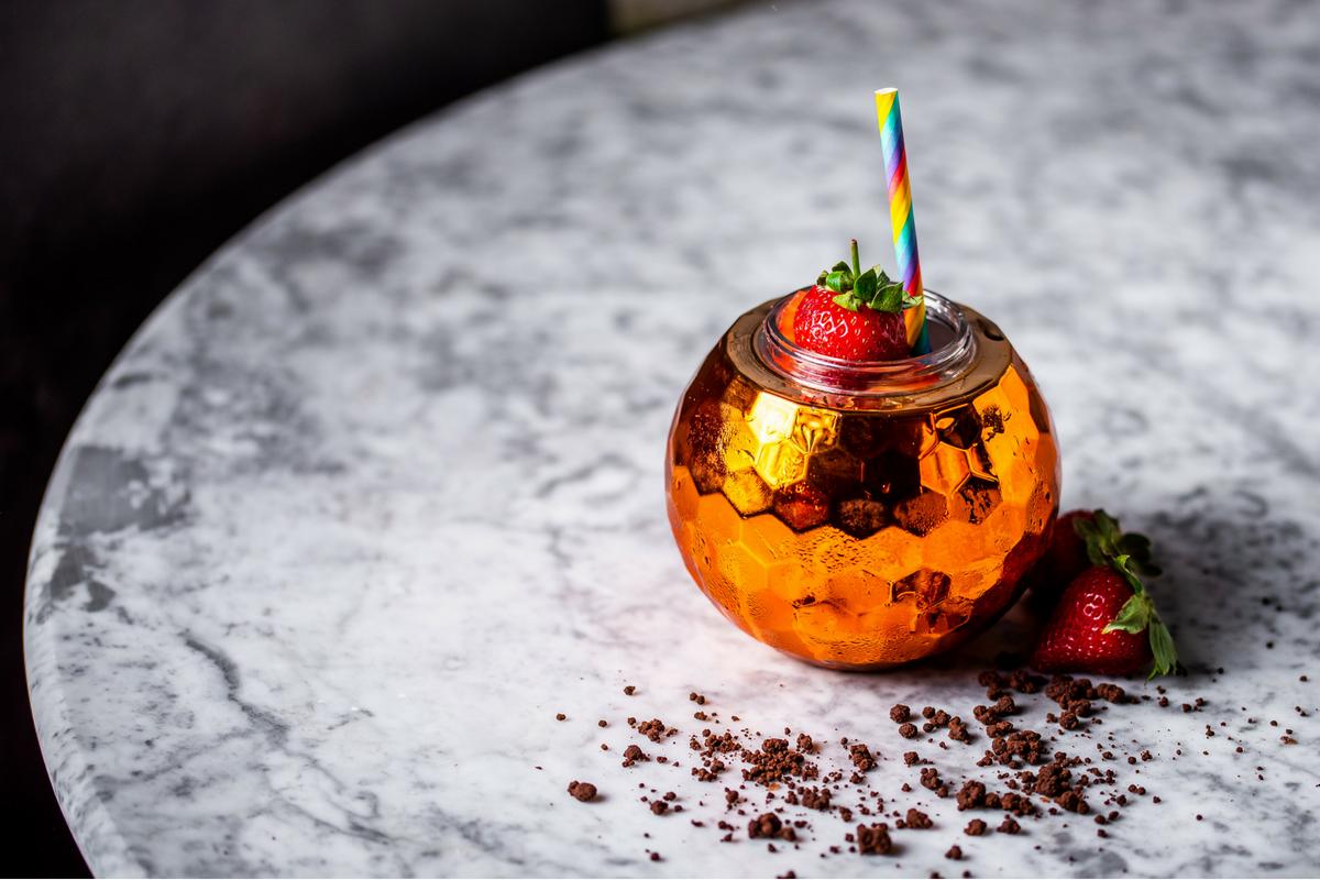 A bleeding #vegan burger with more bite than your average bun? Head to <a href="/OCBrasserie/">Old Compton Brasserie</a> for some smashing vegetarian dishes. Their cocktail menu is also curated by an award-winning mixologist and their walls are decorated with work from local painters 🎨 bit.ly/2Jo3wUQ