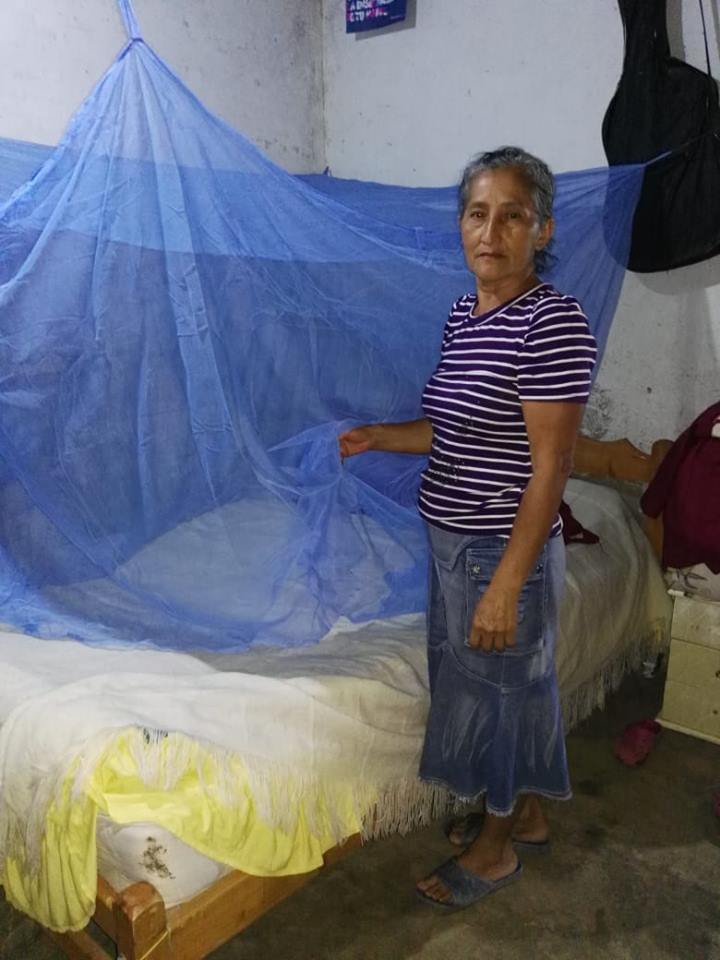 En desarrollo de la estrategia de prevención de la LEISHMANIASIS en convenio con la Secretaria de Salud Departamental y el Hospital de Rio Blanco, se entregaron 118 toldillos a la población menor de 5 años y mayor de 55 años vulnerable de la vereda HOYO NEGRO por vivienda.