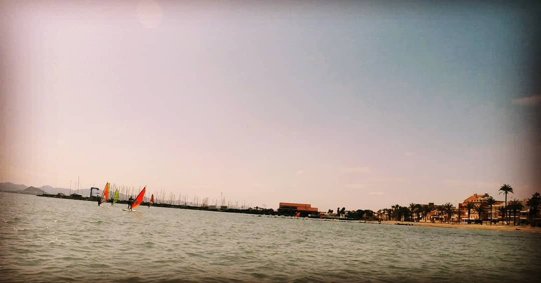 AaronManzanars's tweet photo. Primeras dos sesiones de windsurf en la #menciónvela19. Esto sólo para en @UCAM_CAFD https://t.co/SzjbNQEefY