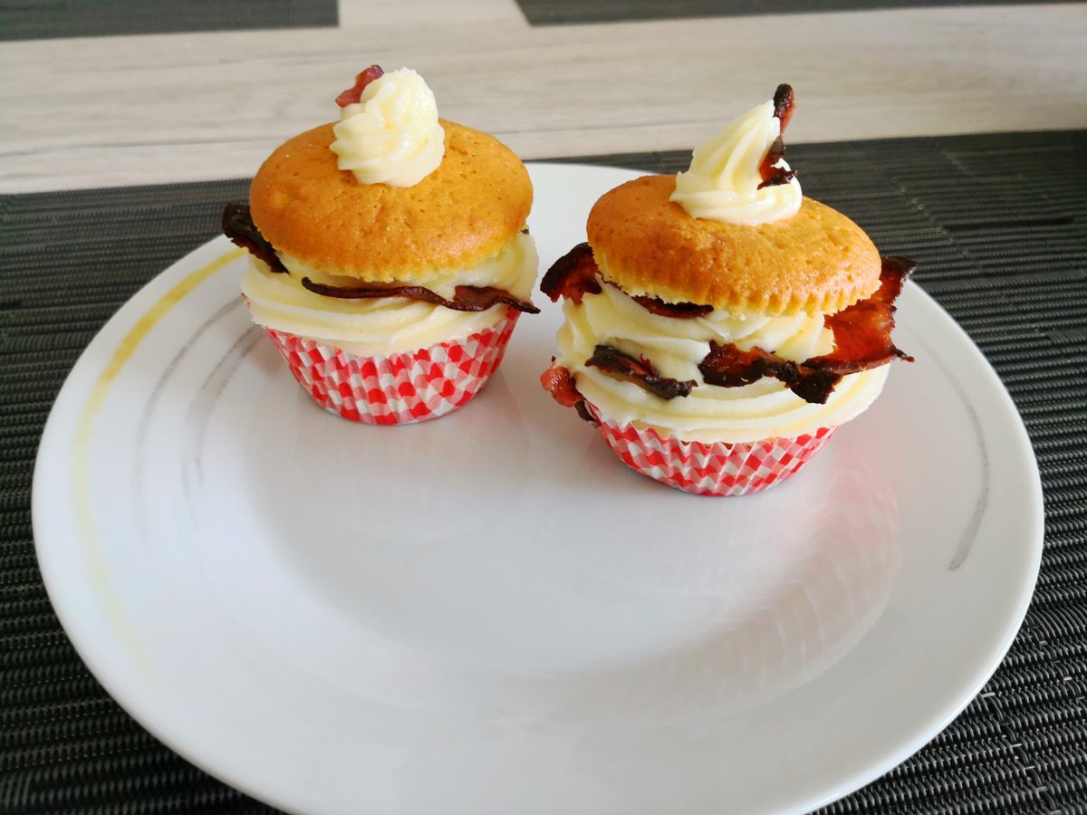 Yari: "Ich möchte Bacon- Cupcakes"  
Sophie: o.O Hold my Beer