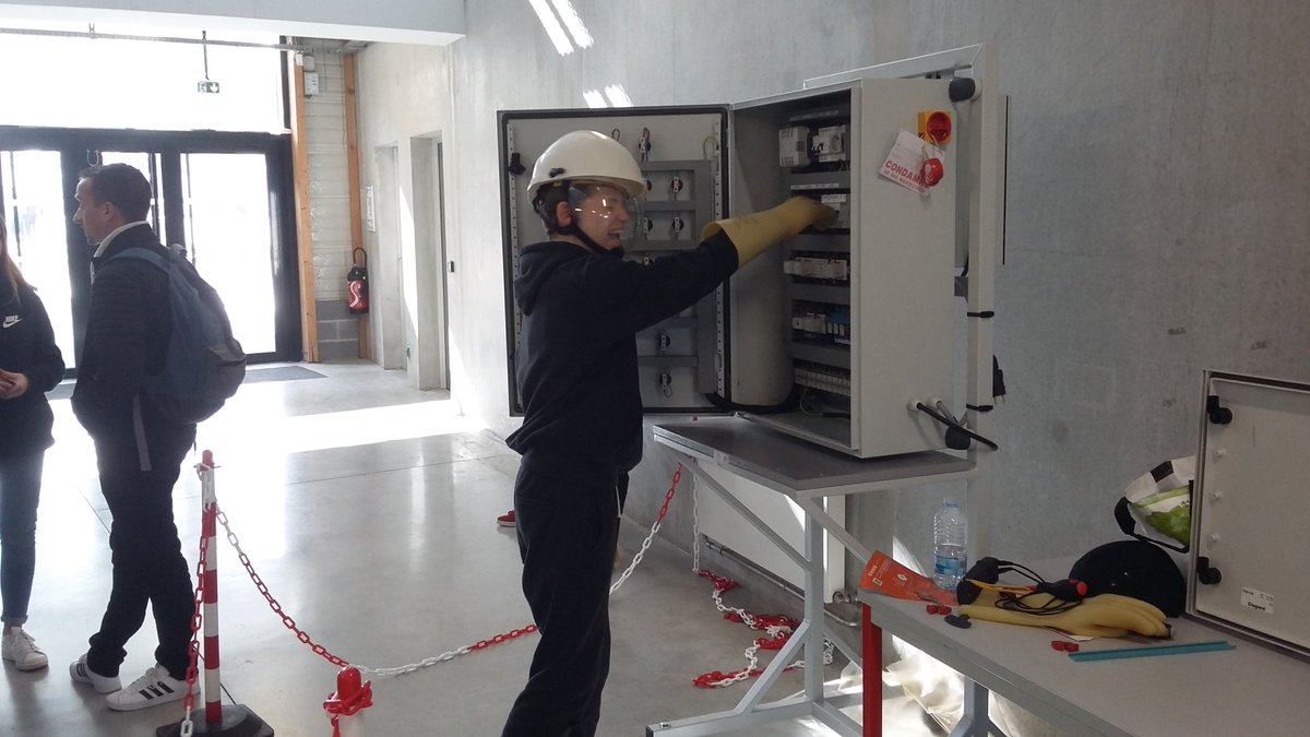 Aline_C_G's tweet photo. Semaine de l'Industrie au Campus @dalkia : la visite des installations pédagogiques et la chasse aux risques ont suscité quelques vocations "Electriques" (et hors tension) chez les 4ème du Collège Henri Wallon de Divion 😄 https://t.co/5KPatoMTw4