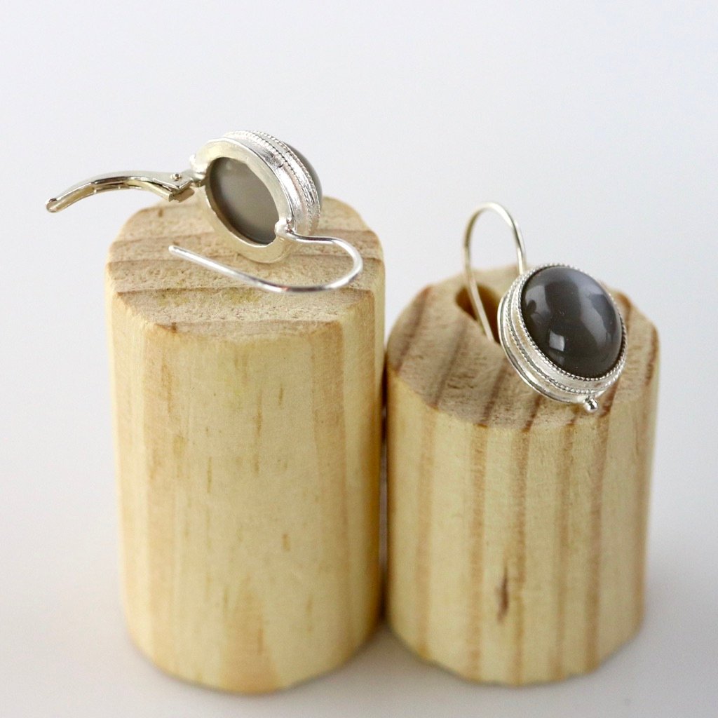 MuseumOfJewelry's tweet photo. A favorite #Victorian jewel, #moonstone were thought to protect travelers on dark nights over moor or sea. In this perfectly #drab design we contrast sterling #silver against natural #graymoonstone. $99.
https://t.co/e9hJuu6YB8 https://t.co/OxWwNxih30