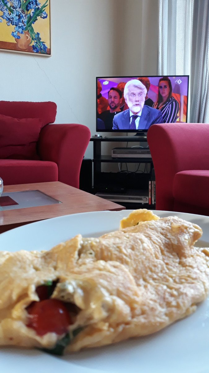 Jeanne_van_H's tweet photo. Soep en #omelet met kaas, rucola, avocado, tomaatjes en bieslook en de tv op #tijdvoorMAX. #dateetikvandaag 🍽
Eet smakelijk en een fijne avond!
⭐🌛🌠 https://t.co/91QtAxqP0y