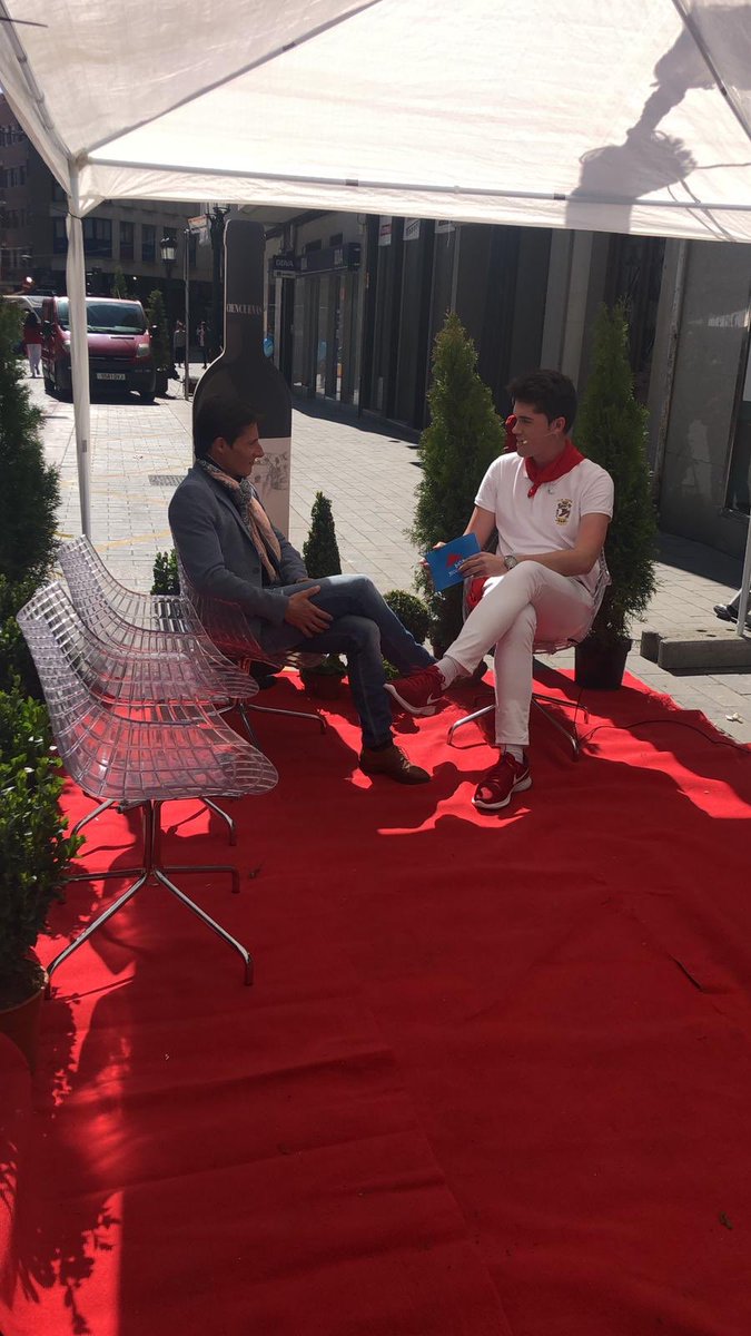 🔺En Arnedo se respira un gran ambiente de toros. <a href="/urdialesweb/">Diego Urdiales</a> ha sido entrevistado por la TV local para hablar de la corrida de mañana. Hará el paseíllo con <a href="/Cayetano_Rivera/">Cayetano</a> y <a href="/tcamposd/">Tomás Campos</a>.
ℹ️ Entradas a la venta en <a href="/Servitoro/">Servitoro</a> <a href="/Tauroentrada1/">tauroentrada.com</a> <a href="/toroticket/">Toroticket</a> y taquillas de la plaza.