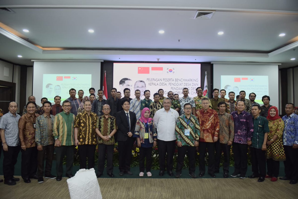 anwsanusi's tweet photo. Slmt mlm penggiat desa yg budiman. Hari ini Pak Mendes melepas 40 penggiat desa utk benchmarking 10 hari ke Korea dan China. Sbg bagian program inovasi desa. Asupan pengalaman ini mjd energi utk membangun desa. Angkatan brktnya menunggu, ke negara2 lain, spt India, Thailand dst https://t.co/QdS6ykvoX4