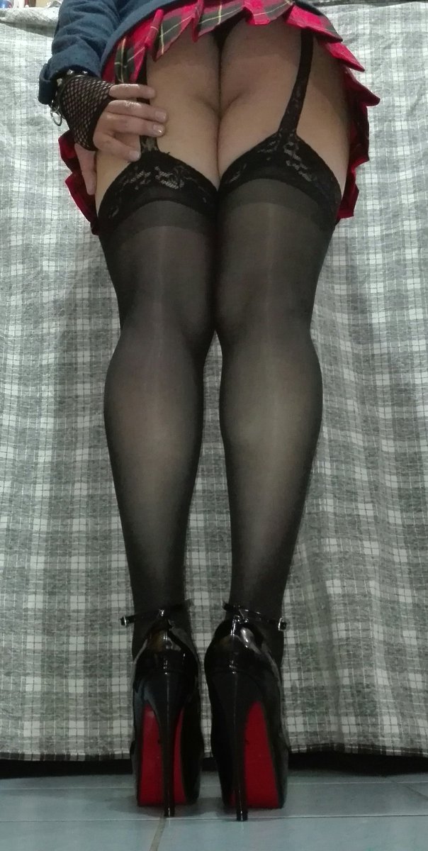 CrossDLau's tweet photo. Hola amigos,

Casi no he tenido tiempo de hacer nuevas fotos. Pero les quiero desear feliz viernes. Que la pasen lindo 😘 https://t.co/Y00ZIYILqx