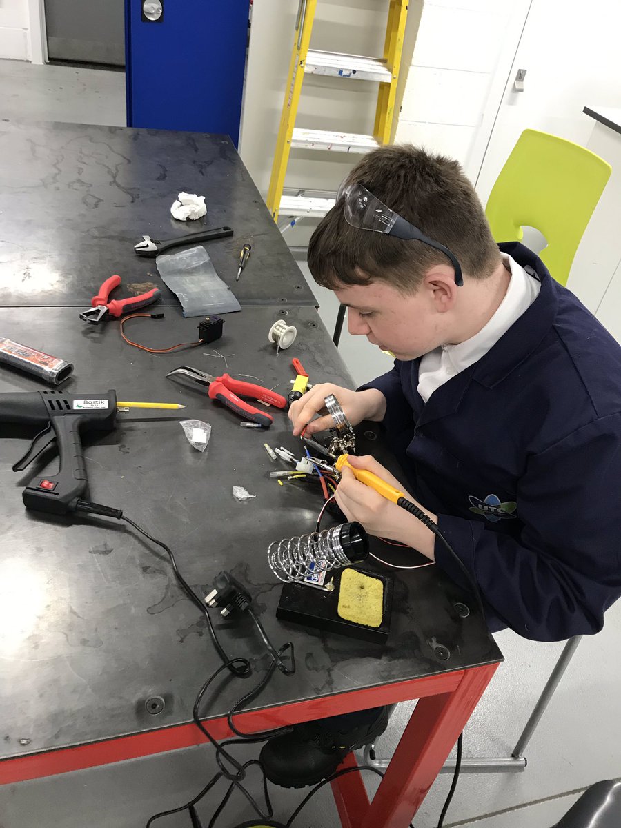 DeptHT_MrV's tweet photo. It’s inspiring to see students @UTCWarrington applying their skills into the Royal Navy Challenge. The challenge: rescue a Downbird Helicopter from a beach and return it safely by sea. #UTCChallenge #RNEC19 @RoyalNavy #Engineering #engineeringexcellence https://t.co/uYEsl4DfIZ
