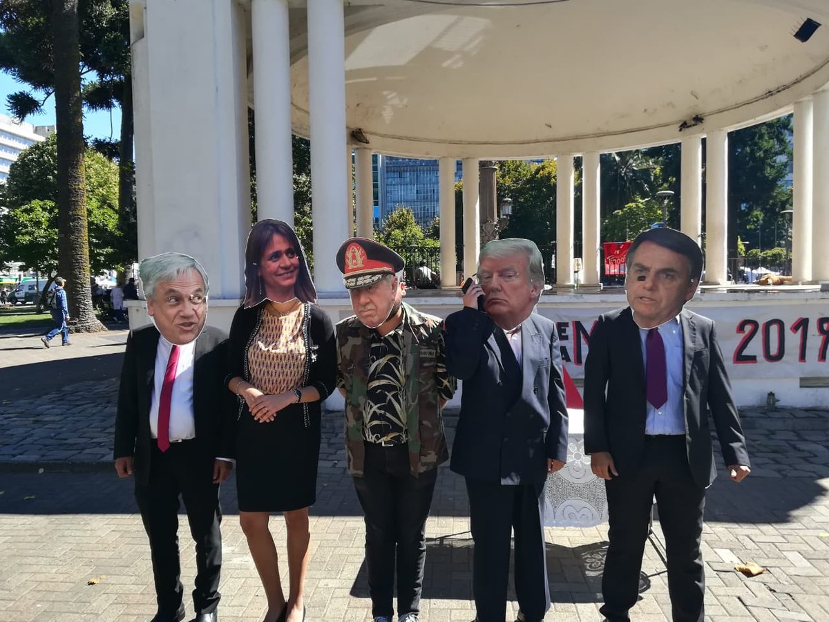 RD_Estudiantil's tweet photo. 🚨Hoy en Concepción llevamos a cabo la "Cumbre de la maldad 2019", donde Piñera y Bolsonaro firmaron un pacto con el diablo para implementar sus malvados planes para Chile. Decimos fuerte y claro: #BolsonaroPersonaNonGrata
¡Aguante el @FERD_Biobio! https://t.co/Nx8O0Joxcu