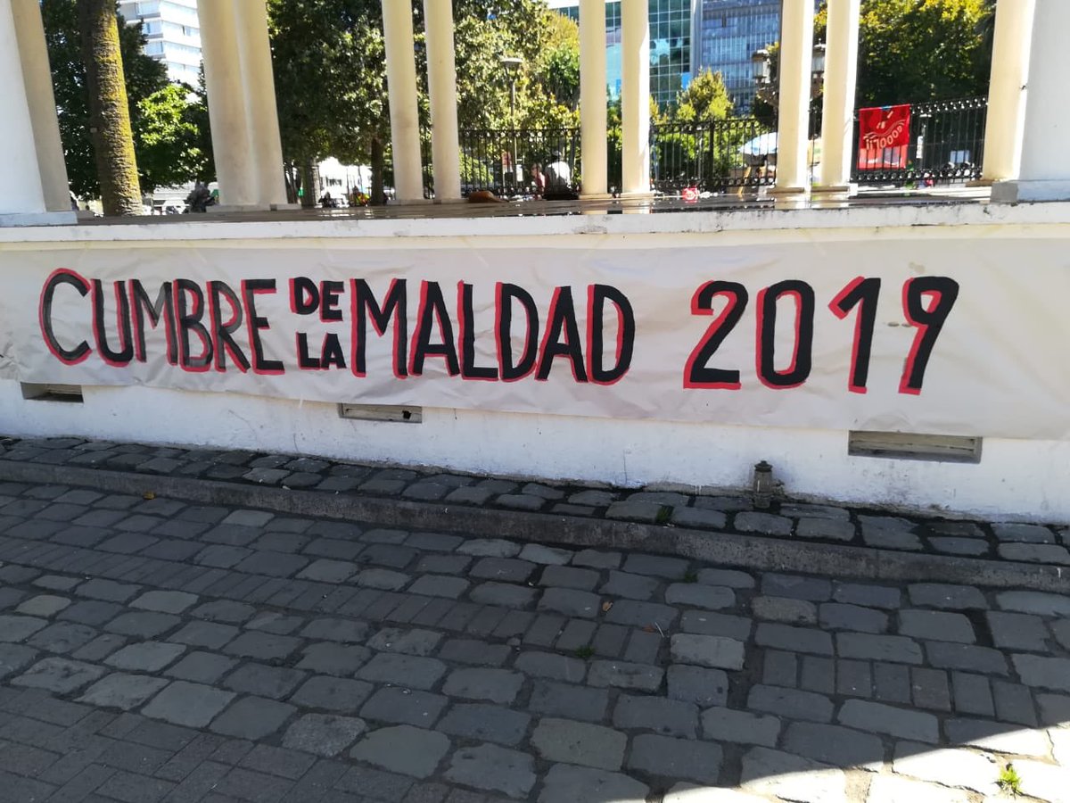 RD_Estudiantil's tweet photo. 🚨Hoy en Concepción llevamos a cabo la "Cumbre de la maldad 2019", donde Piñera y Bolsonaro firmaron un pacto con el diablo para implementar sus malvados planes para Chile. Decimos fuerte y claro: #BolsonaroPersonaNonGrata
¡Aguante el @FERD_Biobio! https://t.co/Nx8O0Joxcu