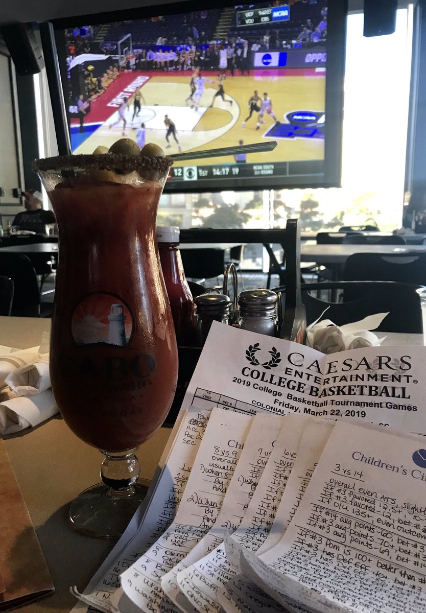 angiegraves's tweet photo. March Madness done right 🏀🌴 #MMILV https://t.co/UlHPV8tUDa