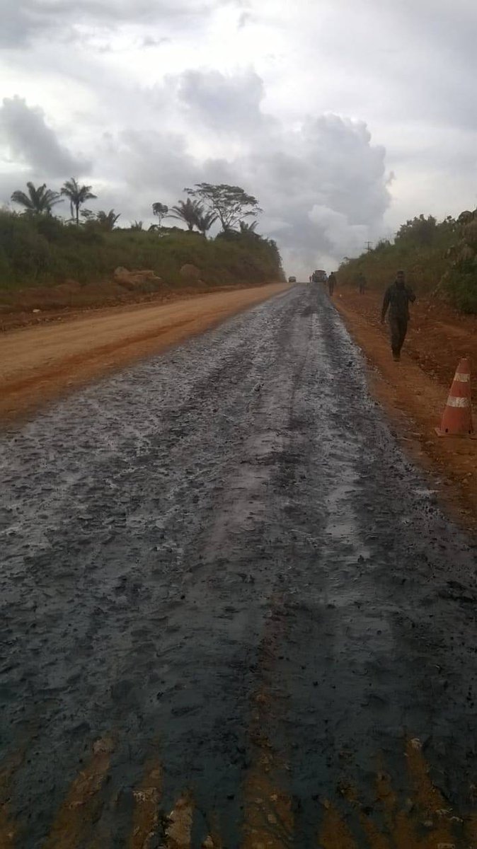 Menos um ponto crítico na BR-163. Nossa Engenharia acabou de concluir a aplicação emergencial de asfalto em um ponto de grande retenção na subida da Serra da Paca, no Pará. #BraçoForte #MaoAmiga