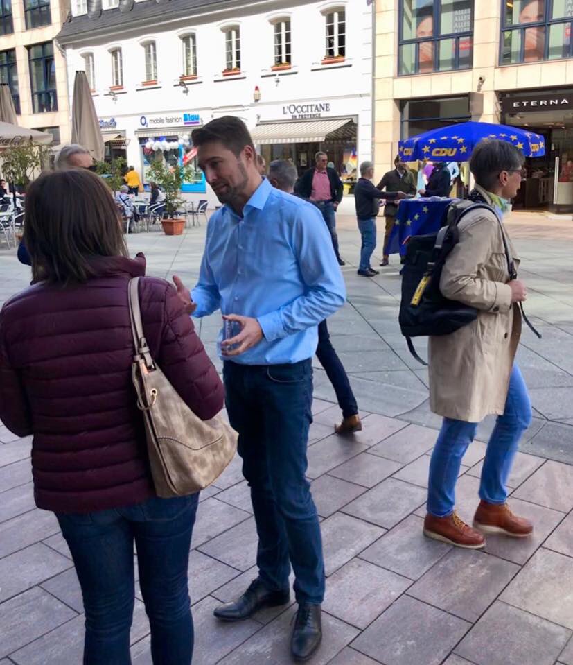 Uwe4OB's tweet photo. Saarbrücken ist Deutschlands einzige Landeshauptstadt mit einer Stadtgrenze, die gleichzeitig auch Landesgrenze ist. Ein funktionsfähiges Europa ist daher ganz besonders wichtig für unsere Stadt. Mit Roland Theis #Gemeinsamvoran für Saarbrücken und Europa. 💐 https://t.co/vKWa9Mk1sX