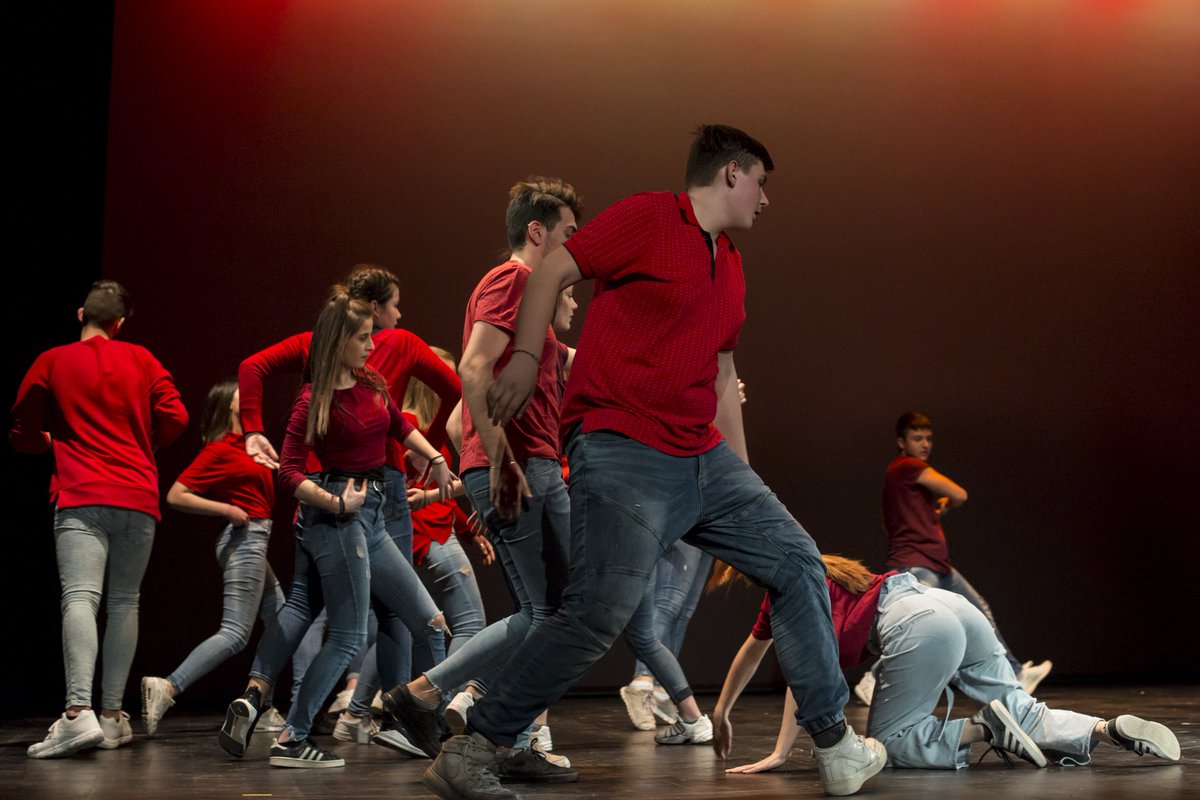 OnassisStegi's tweet photo. Από την Αθήνα μέχρι την Κοζάνη, we are #dancingtoconnect
200 ανήσυχοι μαθητές ανακαλύπτουν τι σημαίνει σύγχρονος χορός στην Κεντρική Σκηνή της Στέγης. 
31 Μαρτίου με ελεύθερη είσοδο
https://t.co/fPAmgnDWj1
#onassisstegi https://t.co/yK0Cc7QLZI