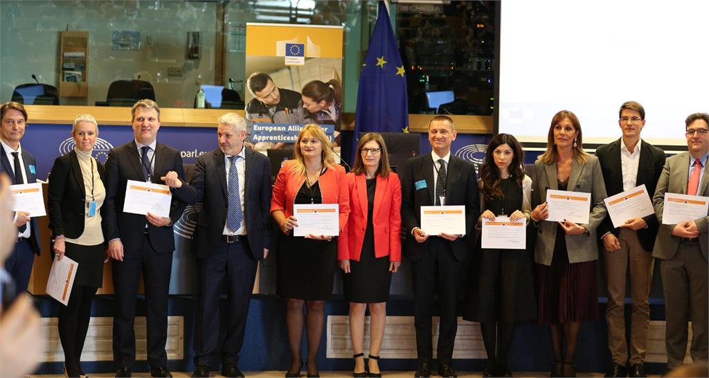 Postal Operators ready to attract young talents, by joining the European Alliance for Apprenticeships! Find out more: posteurop.org/showNews?selec… #ApprenEU #postalindustry #youthemployment