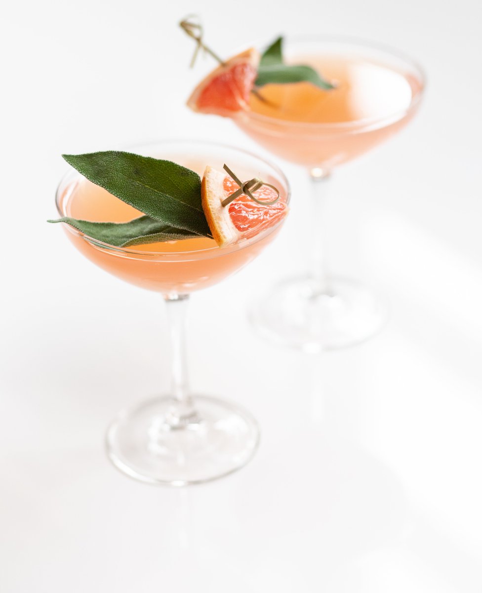 paramountchi's tweet photo. Cheers! Spring is finally here! 🌸 We’re celebrating with cocktails in the @Pantone color of the year, Living Coral. 🍸 The perfect drink to sip under the sun: https://t.co/vBd4q5CVkJ. 🌞 #paramountevents https://t.co/Q6TjH3ji5Y