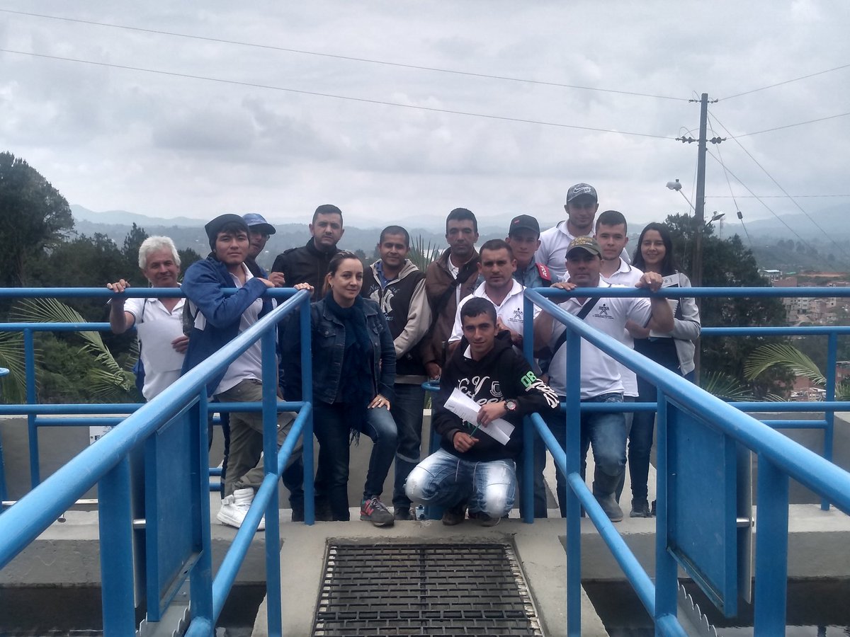 violetavaco's tweet photo. Aprendices del Sena CIAA, Técnico en operación de sistemas de abastecimiento de agua en el @elpenolant identifican acciones para el tratamiento del agua en la planta de potabilización de @AguasyAseo el el #DiaMundialdelAgua, @jolondono, @SILVANA_TS, @jav https://t.co/F8PWEYkkhu