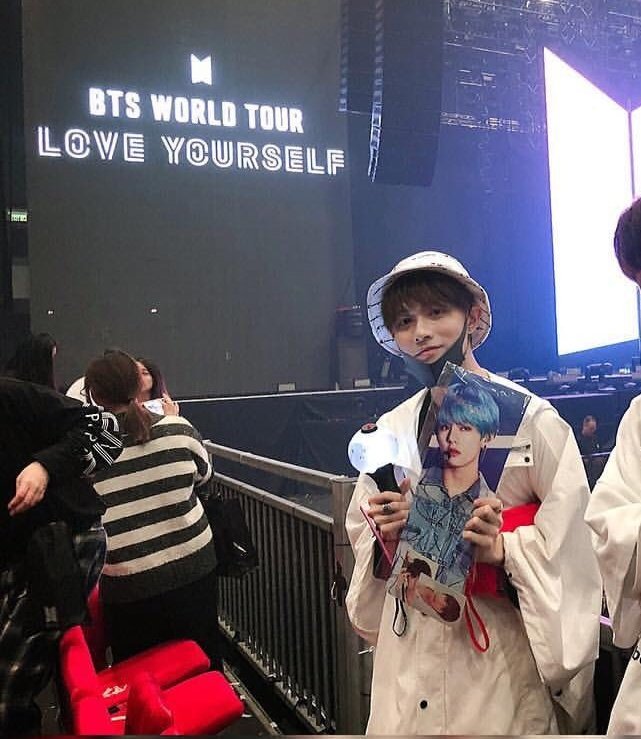 29. Chinese idol Deng Langyi was present at BTS Hong Kong LY concert and he is a huge Taehyung fan!! He was seen with  #BTSV photos and a wrist banner and also posted tae's concert pics on his insta acc. So cute <33  #뷔    @BTS_twt