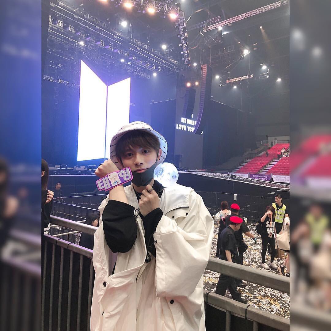 29. Chinese idol Deng Langyi was present at BTS Hong Kong LY concert and he is a huge Taehyung fan!! He was seen with  #BTSV photos and a wrist banner and also posted tae's concert pics on his insta acc. So cute <33  #뷔    @BTS_twt