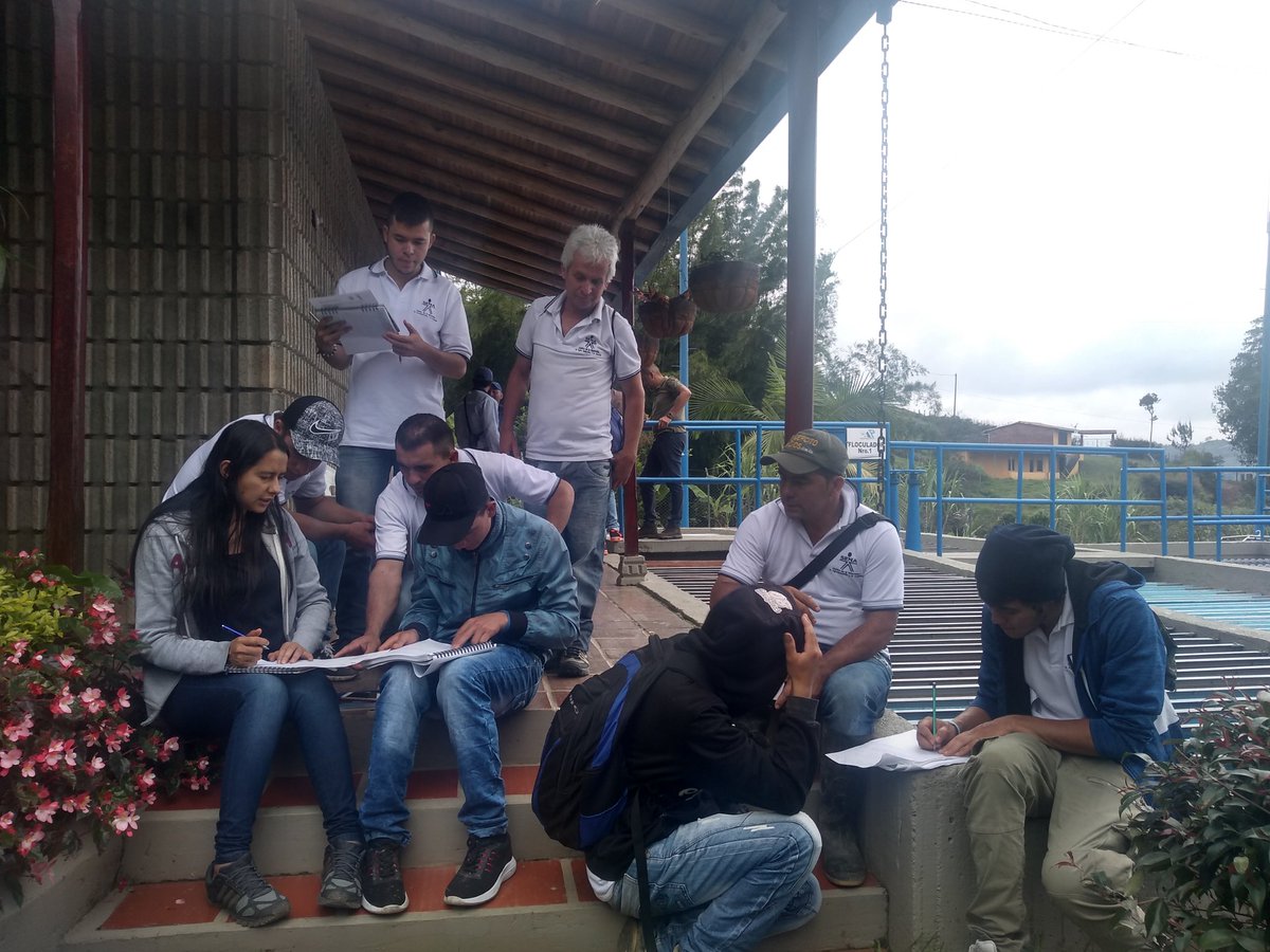 violetavaco's tweet photo. Aprendices del Sena CIAA, Técnico en operación de sistemas de abastecimiento de agua en el @elpenolant identifican acciones para el tratamiento del agua en la planta de potabilización de @AguasyAseo el el #DiaMundialdelAgua, @jolondono, @SILVANA_TS, @jav https://t.co/F8PWEYkkhu