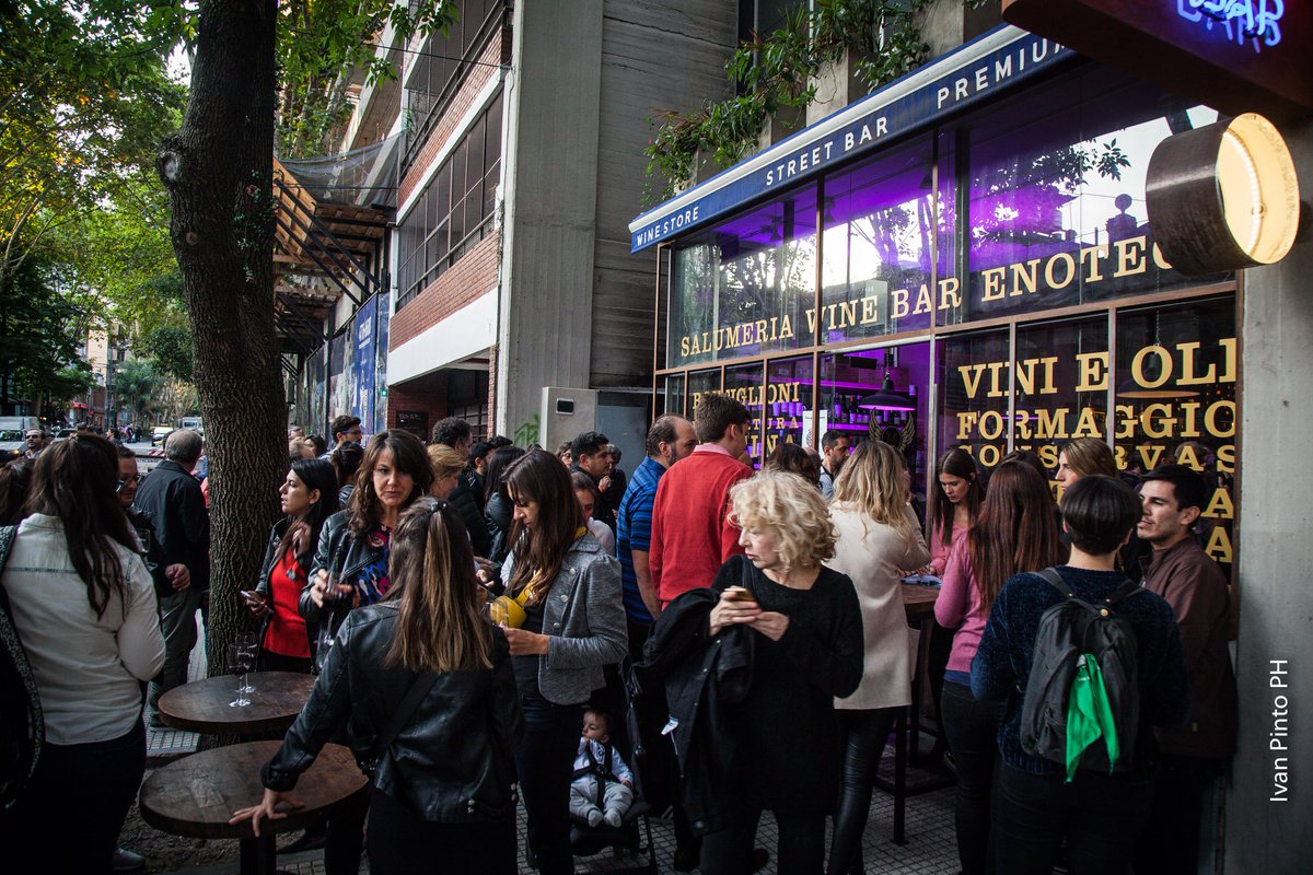 WineRockOk's tweet photo. Celebramos el primer @Winerock2019 en Buenos Aires, en pleno corazón de Palermo se realizó el #WineTourBsAs con el recorrido de 4 bares @M_StreetBar @Bar_Du_Marche @aldosvinoteca y Ser y Tiempo de la mano de @BgaMonteviejo  la compañía de Newine y @volf_oficial , música en vivo! https://t.co/hatNswraJN