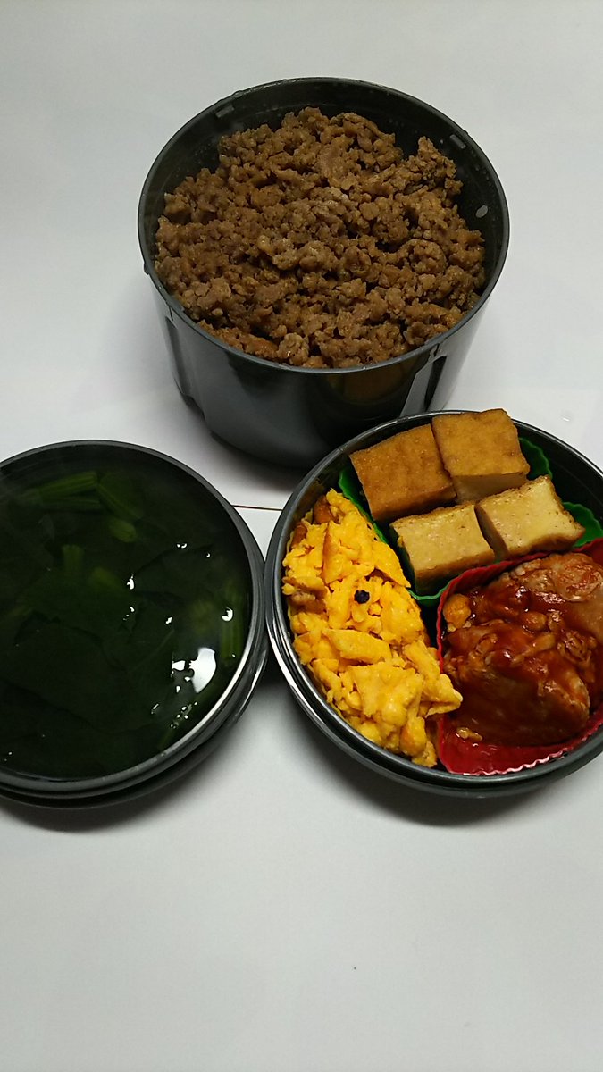 rirakkuma_0807's tweet photo. 3月23日(土)
パパ弁
ほうれん草スープ
そぼろご飯
厚揚げの煮物
玉子焼
ハンバーグ
#おなかすいた
#おなかすいたぐらむ
#お腹ペコリン部 
#お弁当
#お弁当記録
#お弁当作りを楽しもう部
#おうちごはん https://t.co/cUMTIyZHRw