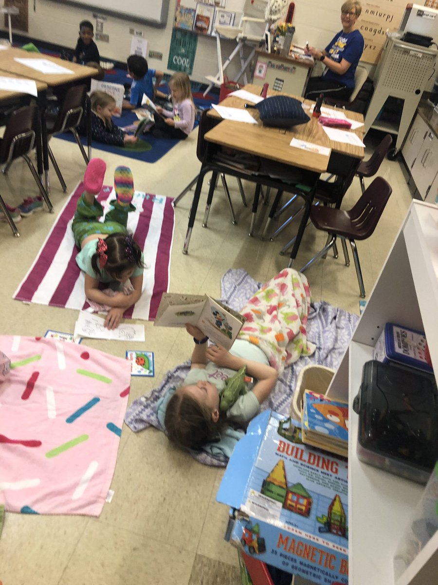 pelfreyspatch's tweet photo. Itโs a reading kind of day with a little pizza, popcorn and snacks! They had a blast! ๐ฟ๐๐โบ๏ธ๐ฆ#GetCCSDreading #haveyoureadtoday @ClarkCreekSTEM @robyndaileyccsd https://t.co/M8TXzwLTNg