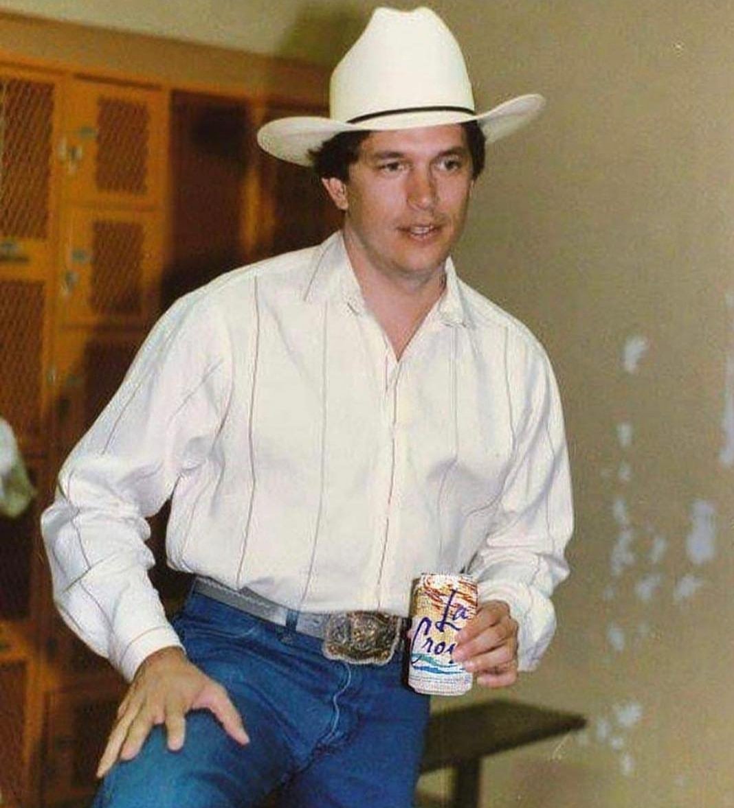 RubyzaarSA's tweet photo. When you give up drinking for #Lent...
#SanAntonio #LoneStar #Texas #SATX #RubyzaarSA #PuroSAcoasters #LaCroix #GeorgeStrait #HappyHour #Friday #TheStruggleIsReal https://t.co/6dRwmzpLh8