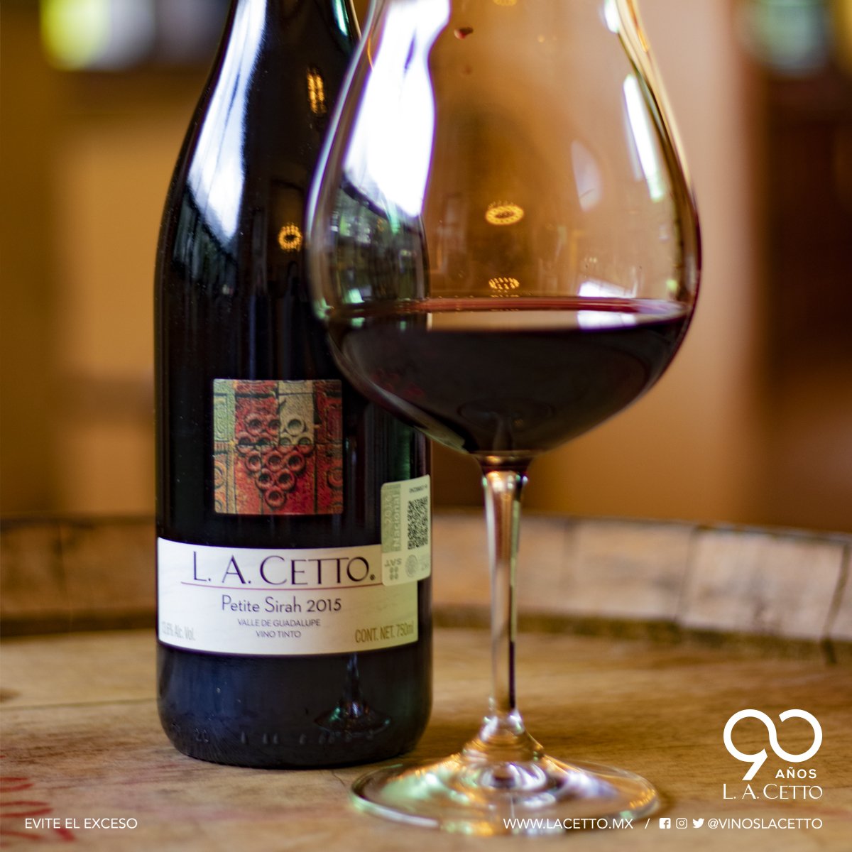 Nuestro vino multipremiado alrededor del mundo, Petite Sirah de la Línea Clásica, tiene un marcado aroma a frutos frescos como zarzamora y frambuesa además de jamaica. ¿Ya lo probaste? 
#EstiloCetto #VinosCetto