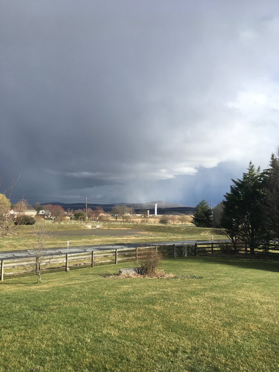 Not a rain shaft, this was a graupel shaft in front of #SugarloafMountain @MelissaNordWx @TonyPannWBAL @hbwx @TenaciousTopper @capitalweather #MDwx