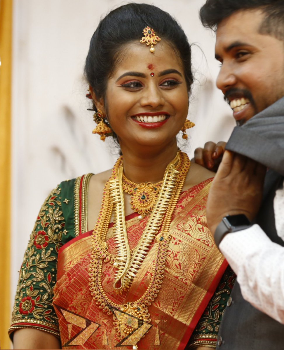 DiDi_Designer's tweet photo. #silkblouse #greenblouse #redtouch #floralembroidery #threadwork #handembroidery #workedtassels #contraststatement #newdesign #customisedone #granduer #specialattention #tamilwedding #bridalblouse #designedbydidi™️ #didibydivyadhivyan

Blouse Courtesy: DiDi Designer Studio™ https://t.co/lH9bRxfjFK