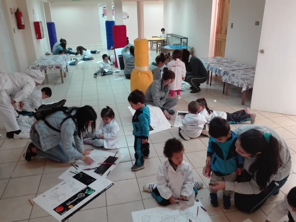 ExploraMaule's tweet image. #Longaví: Mini Astrónomos y Astrónomas del Jardín Infantil Mundo de Niños, se preparan para observar #Eclipses, construyendo #AstroBox en el #DíaDeLaAstronomíaenMiColegio de #ExploraMaule @UTalca @DiaAstronomiaCL