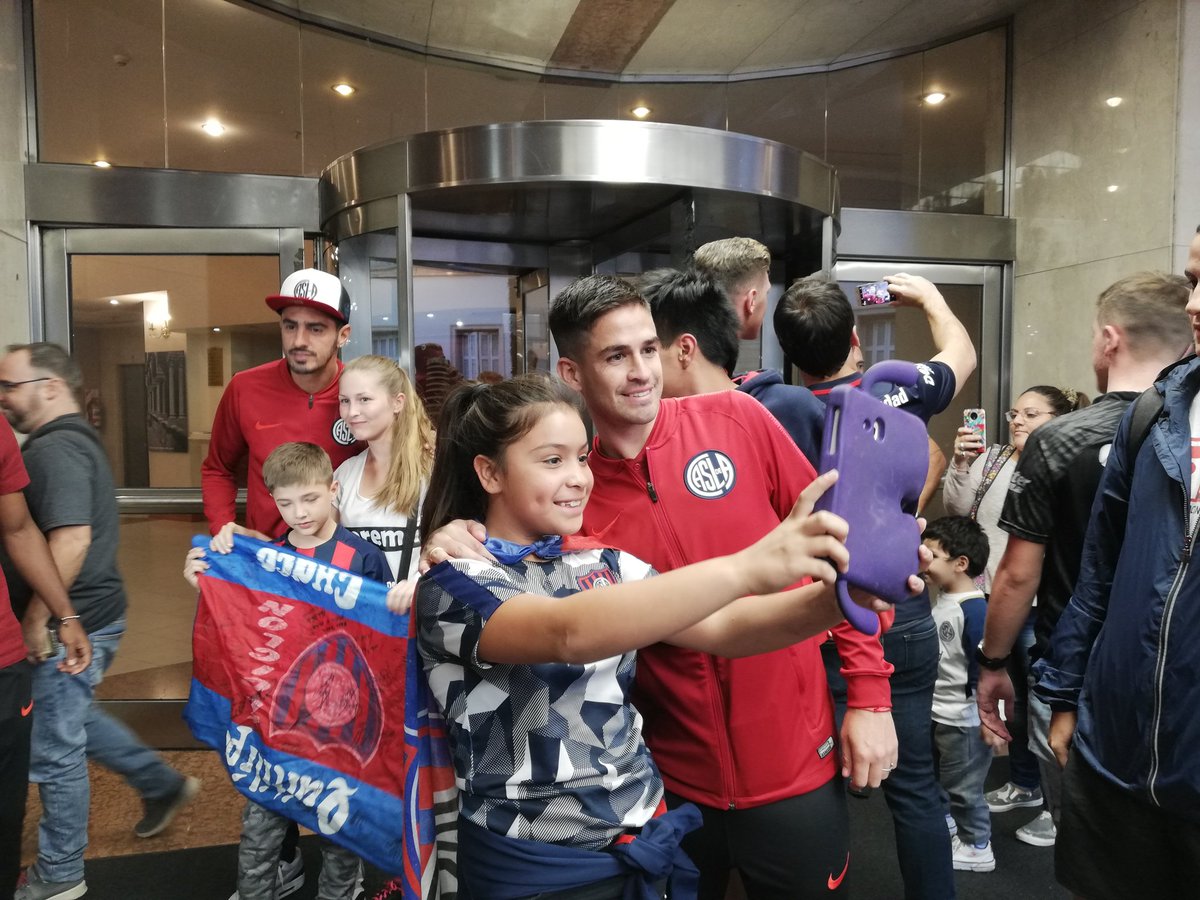 SanLorenzo's tweet photo. 💙🤳❤️ Muestras de afecto de las Cuervas y los Cuervos de Santa Fe en la llegada del plantel de #SanLorenzo al hotel InterTower: Román Martínez, Adolfo Gaich, Damián Pérez y Juan Camilo Salazar salieron a saludar y se sacaron fotos con el pueblo azulgrana

#VamosCiclón 🔵💪🔴 https://t.co/uVNsEFx2UF