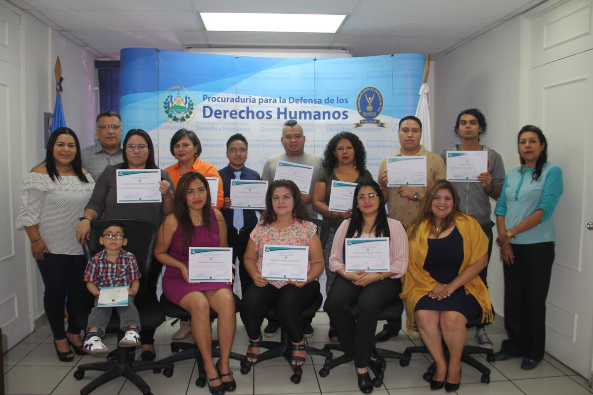 PDDHElSalvador's tweet photo. Directora de la #EscuelaDeDDHH @ernestinapddh en nombre de la #ProcuradoraDDHH @RaqueldeGuevara agradeció la participación del Movimiento de Mujeres Orquídeas del Mar, ya que, al conocer los #DDHH pueden empoderarse en la defensa y promoción de los mismos. https://t.co/wD7rcZNCXA